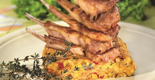 Бараньи ребрышки с галетами из хлеба и овощей