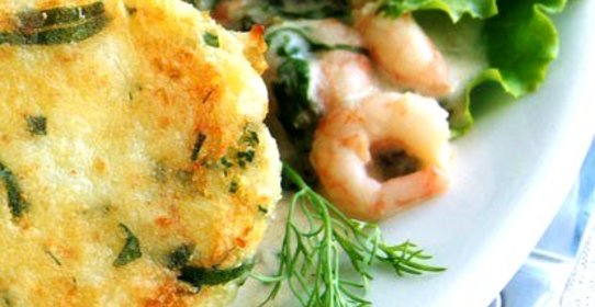 Салат с креветками и блинчиками из пармезана