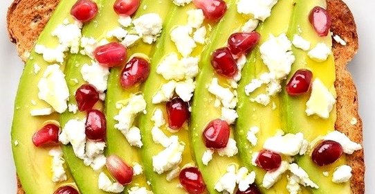 Тост с авокадо, фетой и гранатом