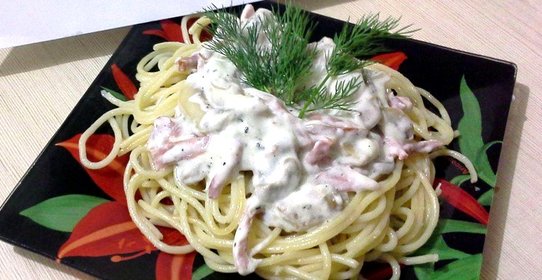 Паста с грибами и ветчиной в сливочном соусе