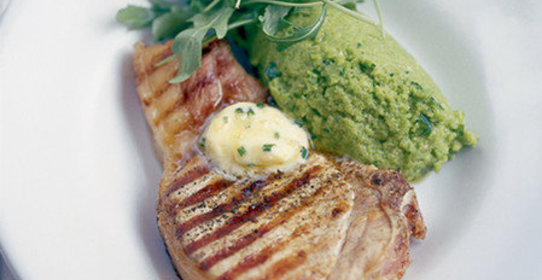 Свиные котлеты с морской солью, чесночным маслом и бобами