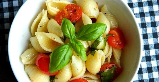 Макароны с чесноком и помидорами