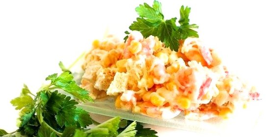 Салат с креветками и сухариками