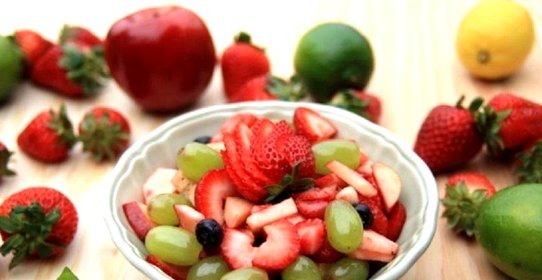 Фруктовый салат с медовым сиропом