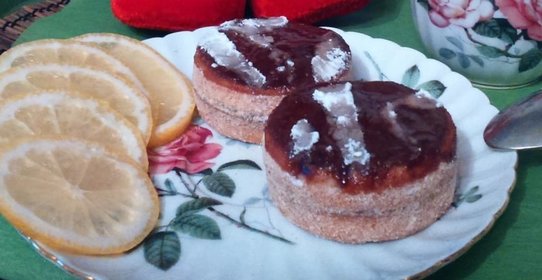 Песочное пирожное с яблочно-имбирным конфитюром и глазурью