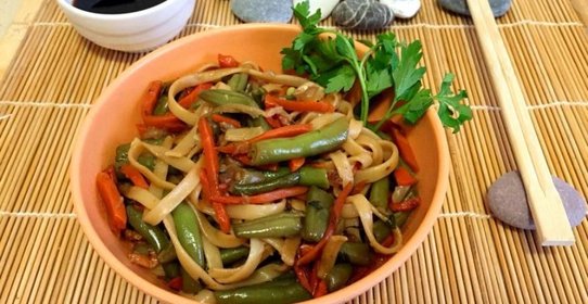 Лапша по-азиатски со стручковой фасолью