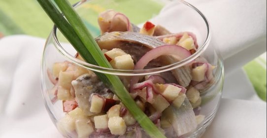 Сельдь с яблоками в йогуртовом маринаде