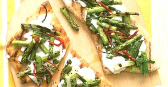 Пицца на гриле со спаржей и помидорами