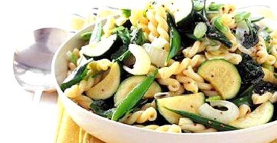 Паста с цуккини, луком и шпинатом