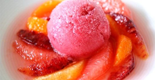 Цитрусовый салат с пряным сиропом и грейпфрутовым сорбетом