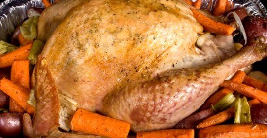 Запеченная в мешке индейка с сельдереем и луком