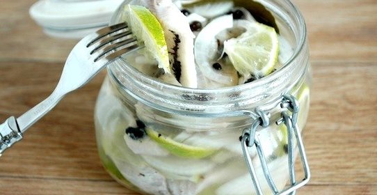 Сельдь, маринованная с лаймом