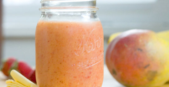 Йогуртовый смузи с клубникой и манго