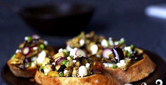 Тосты с салатом из баклажанов