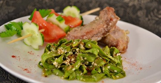 Лапша из кабачков с соевым соусом и кунжутом