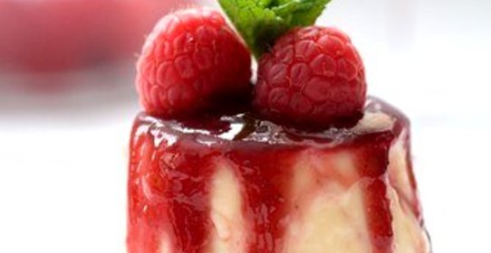 Ванильная панна-котта с ягодным компотом и малиной