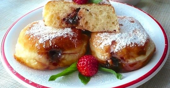 Берлинер или пончик с джемом