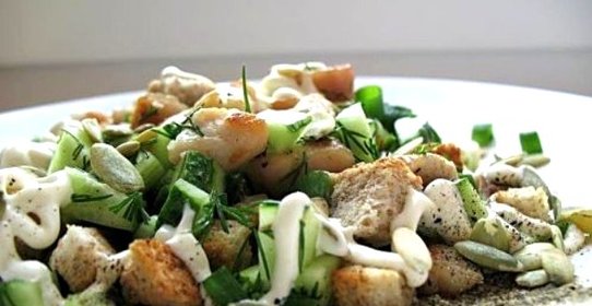 Салат с сухариками и огурцом