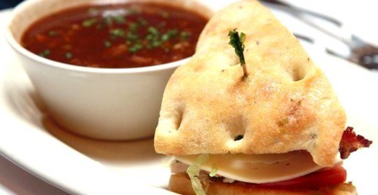 Сэндвичи из фокаччи с рукколой, моцареллой, маринованным красным луком и помидорами