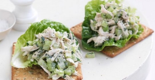 Крекеры с начинкой из курицы, зеленого лука, сельдерея и мяты