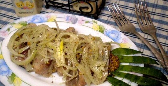 Сельдь маринованная с луком и укропом