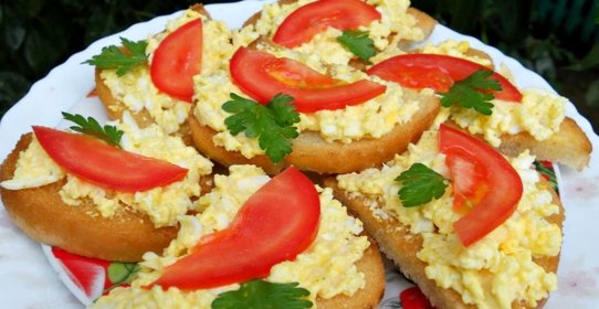 Гренки с яйцом и козьим сыром