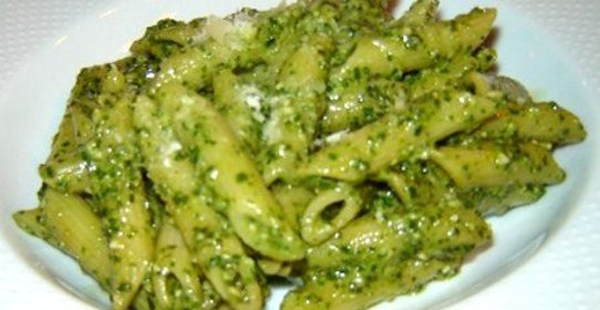 Зеленая паста со шпинатом, спаржей и козьим сыром