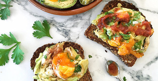 Тосты с яйцом и авокадо