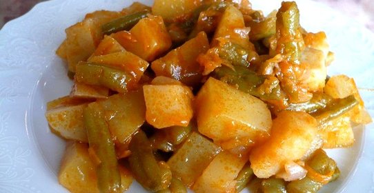 Картошка тушеная со стручковой фасолью