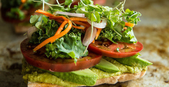 Вегетарианский тост с авокадо и томатами