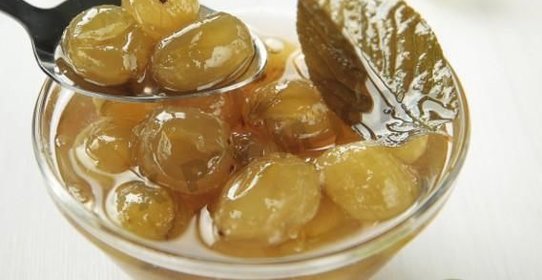 Царское варенье из крыжовника с вишневыми листьями