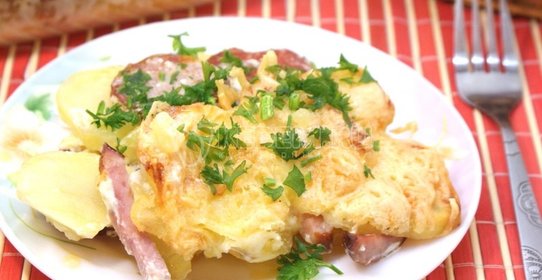 Картофель запеченный с салями и ветчиной