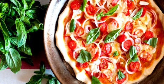 Пицца с помидорами черри