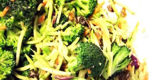 Салат из свежей брокколи