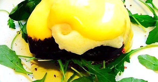Ржаной тост с печеной свеклой, яйцом пашот и соусом «Голландез»