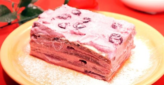 Пирожное с вишней