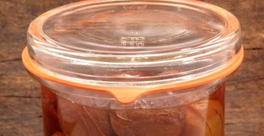 Ароматный маринованный чернослив в арманьяке