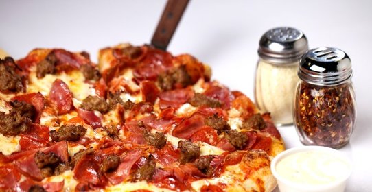 Пицца с колбасой и фаршем