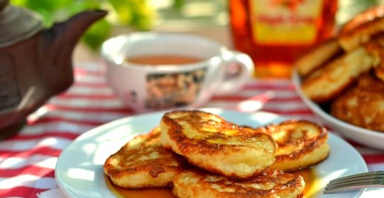 Дрожжевые оладьи с яблоками