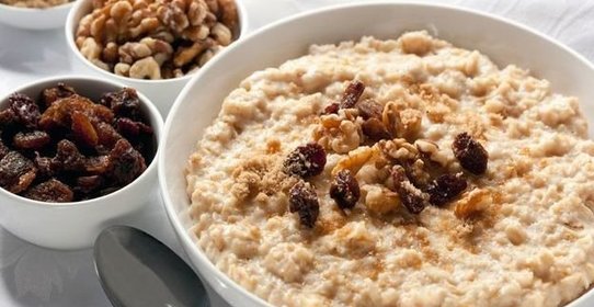 Овсяная каша с изюмом и персиками