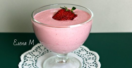 Клубничный смузи с творогом и овсяными хлопьями