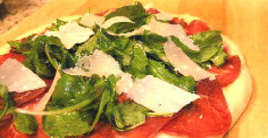 Пицца с рукколой и ветчиной