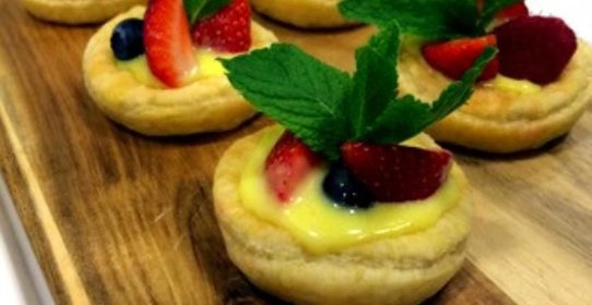Пирожное в тарталетках с ягодами