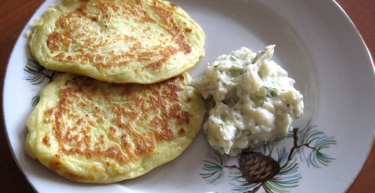 Оладьи из цукини с сырным соусом