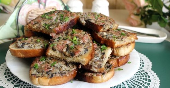 Гренки с мясным фаршем и шампиньонами