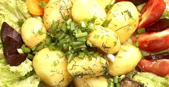 Молодой картофель с зеленым луком