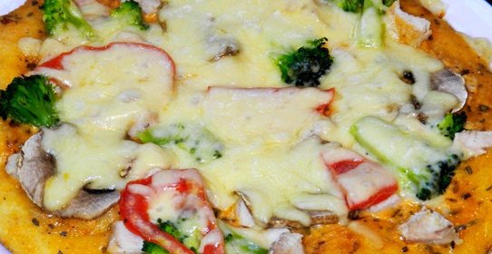 Пицца с курицей и брокколи