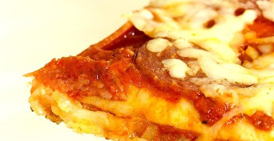 Пицца с итальянскими сосисками, радиккьо и моцареллой