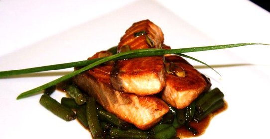 Лосось с зеленой фасолью