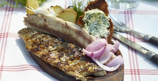 Сельдь и скумбрия, жаренные на решетке, с печеным картофелем